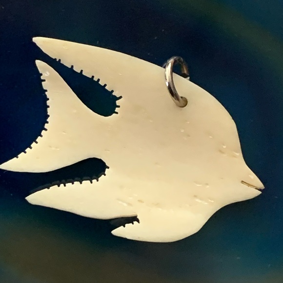 🍀🍀Vintage Hand Carved Bone Fish Pendant - Picture 4 of 5